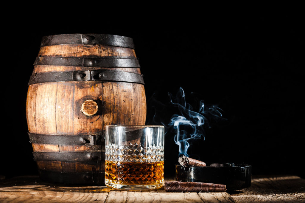 The Churchill Pub – Bar lounge – Musique live –  Tabac – Cave à cigares – Whisky – Rhum